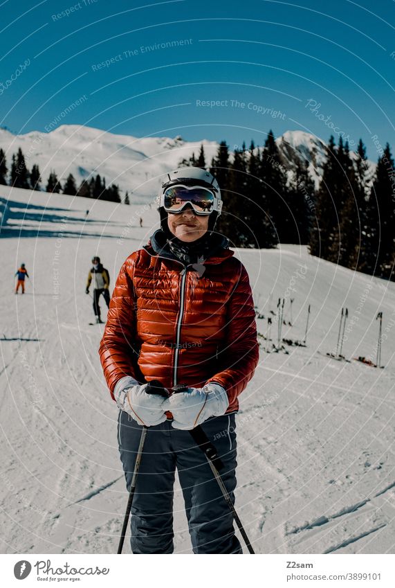 Skifahrerin in Ratschings Südtirol südtirol Skifahren Wintersport Berge Schafe alpenländisch Frau Steuerruder Sport Wald Landschaft Grün grau Kälte italienisch