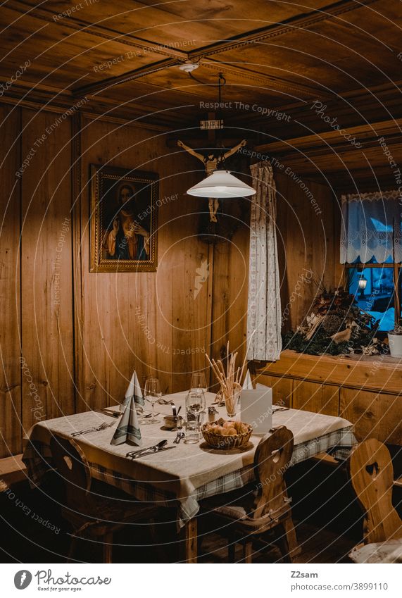 Holzstube mit gedecktem Tisch in traditionellem Ambiente holzstube gedeckter tisch Stadt Essen Restaurant Hütte Tradition Bayern südtirol Österreich gemütlich