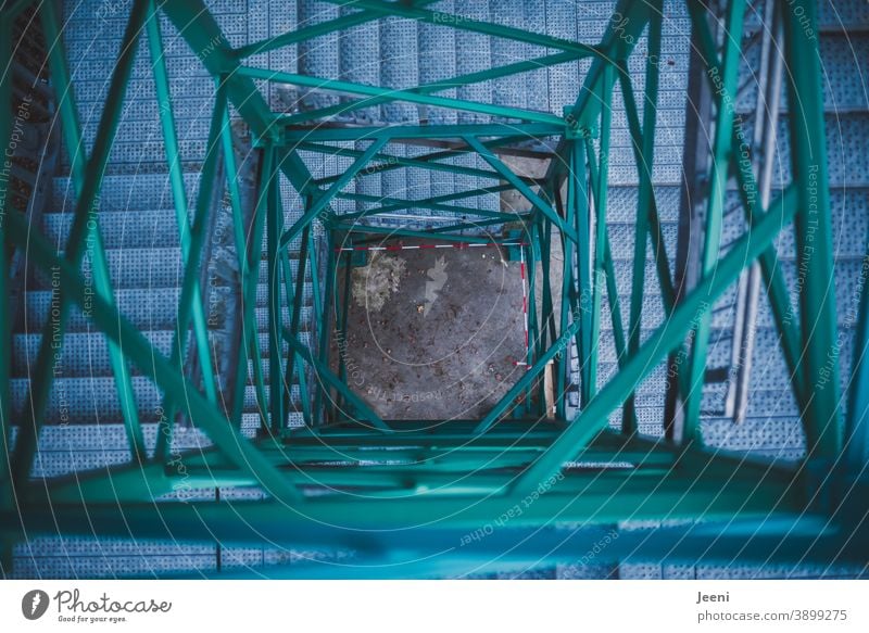 Tiefer Abgrund eines Aussichtsturmes | Perspektive der Treppe von oben | rot-weißes Absperrband am Boden Wendeltreppe Turm Bauwerk Stahl Treppengeländer unten