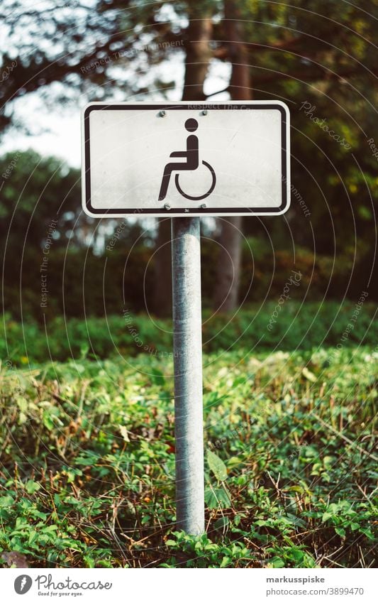 Behindertenparkplatz Parkerleichterung Parkerleichterungen Parkplatz parken Auto Verkehr Behinderung Rollstuhl