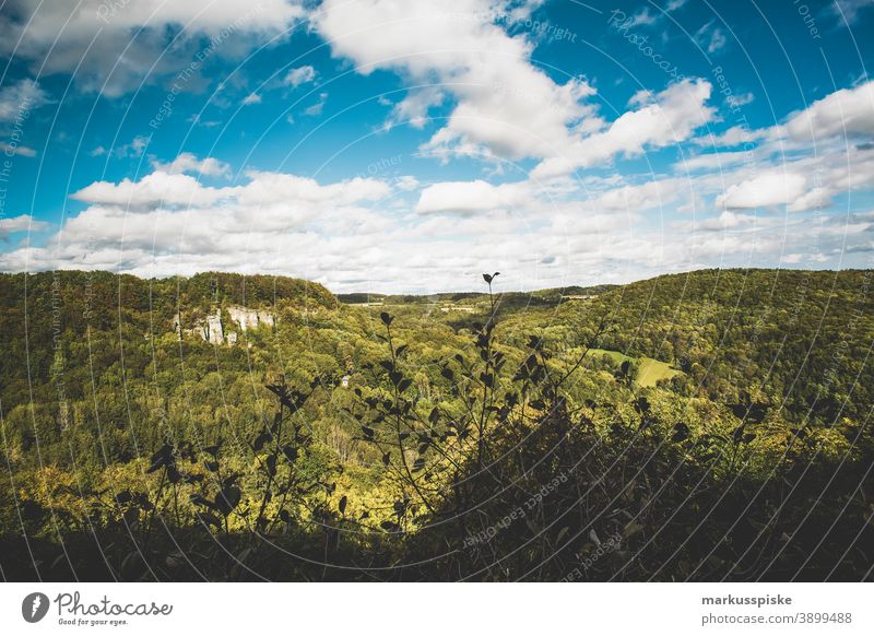 Fränkische Naturlandschaft fernsicht Aussicht wandern Tourismus Nachhaltigkeit Oberfranken Bayern wald felsen Felsformation sonne Sonnenschein Naturschutzgebiet