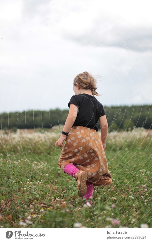 Mädchen läuft im Sommer auf einem Klee und Kamillenfeld weiß pink Leggings Rock ökologisch Ökotourismus ökologischer landbau Biologische Landwirtschaft bio