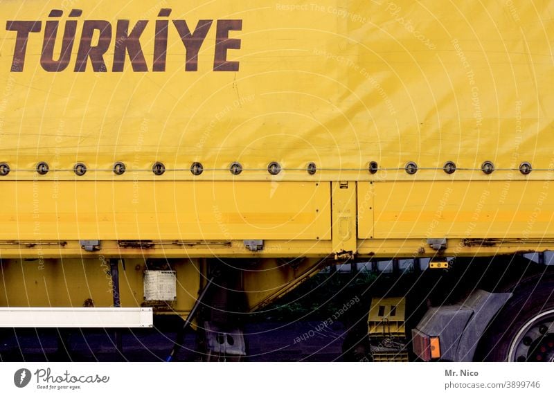 systemrelevant I für uns auf Achse Güterverkehr & Logistik Verkehr Straße Lastwagen Verkehrsmittel Fahrzeug Anhänger Türkei Europa gelb lkw-plane LKW-Anhänger
