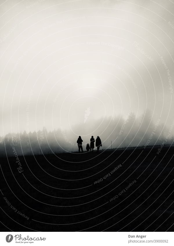 Silhouette einer Familie im Nebel Monochrom Wald Herbst
