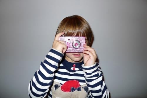 Kind mit Kamera Fotograf fotografin kamera Kameramann kamerafrau Spielzeugkamera