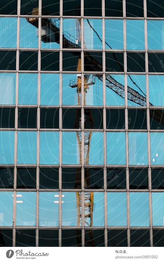 Spiegelung eines Krans in einer Bürofassade Baustelle Himmel blau Außenaufnahme Arbeit & Erwerbstätigkeit bauen Arbeitsplatz Wirtschaft Technik & Technologie