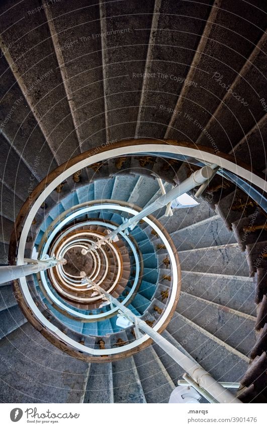 Abwärts Treppe rund Architektur hoch Treppenhaus Treppengeländer Wendeltreppe Spirale Unendlichkeit Geländer Perspektive Schwindelgefühl abwärts tief Linie