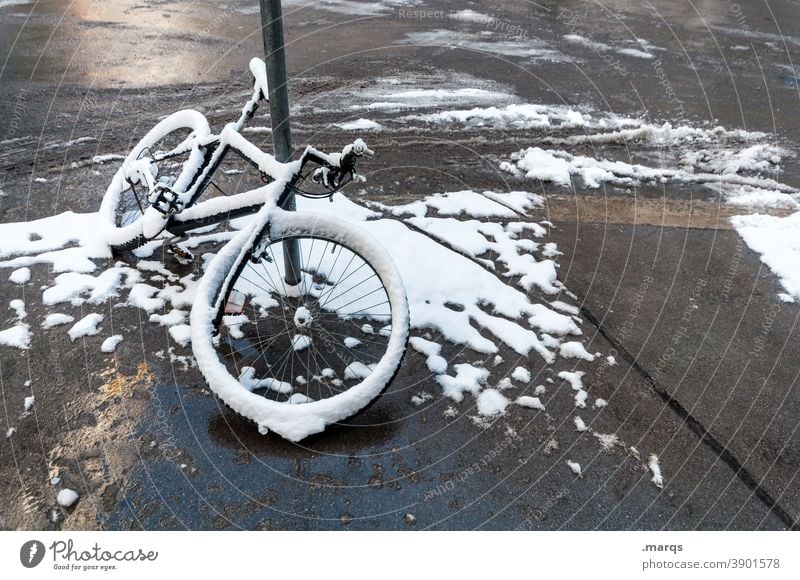 Schneefahrrad Fahrrad Mobilität Winter schneebedeckt parken kalt Stadt Straße Lehnen