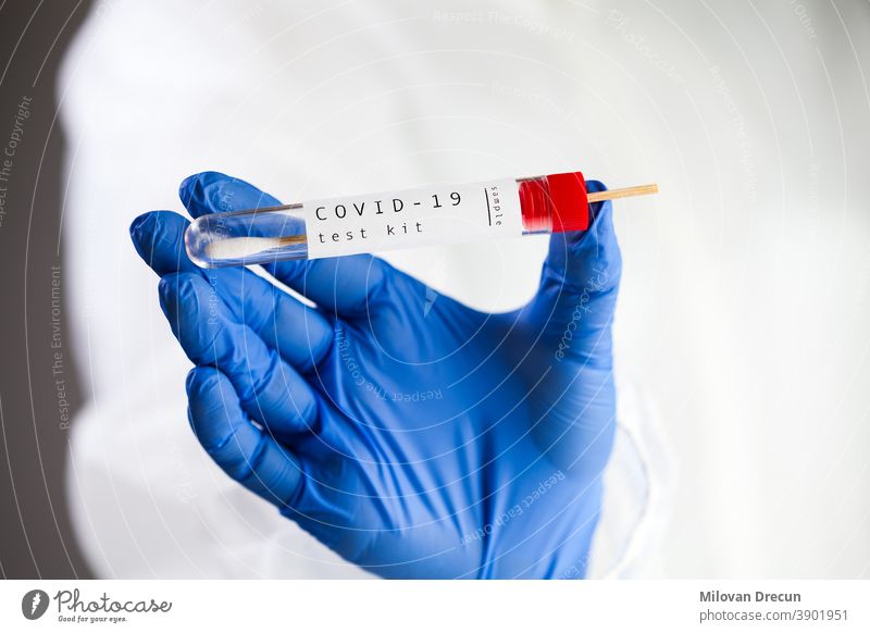 COVID-19-Viruskrankheit-Selbstabstrichproben-Kit, medizinischer Laborwissenschaftler hält ein Reagenzglas mit Ausrüstung zur Entnahme von Virusproben aus dem Rachenabstrich, Coronavirus-Gesundheitscheck