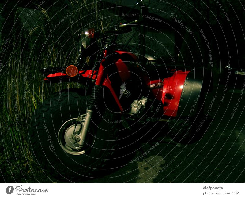 Big Red Dreirad Motorrad rot Nacht dunkel Geschwindigkeit gefährlich Verkehr