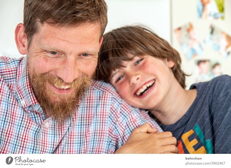 systemrelevant | glückliche kinder! Glück Fröhlichkeit lachen zuhause zuhause bleiben Kind Junge Eltern Vater Familie & Verwandtschaft Kindheit Gesicht Mund