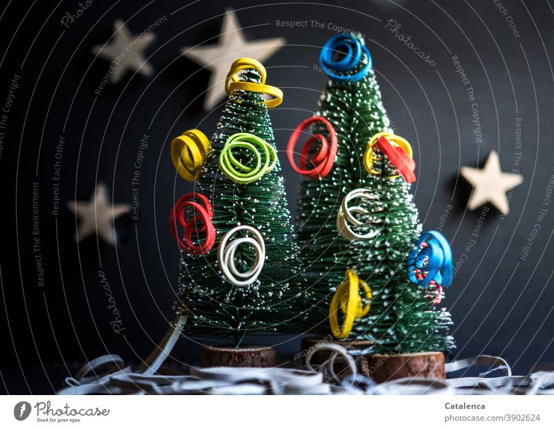 Gummibänder | Weihnachten tannenbaum künstlich bunt elastisch Sterne Kunstbäume schwarzer Hintergrund Weihnachtsbaum dunkel Grün festlich