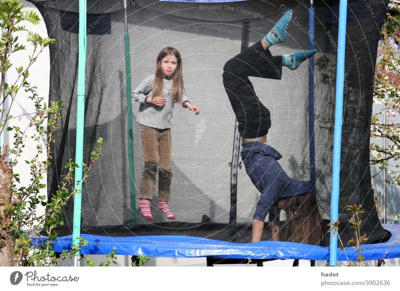 Trampolinisten Luftsprung blond Kind Spaß Mädchen hoch schwofen Freude springen lachen Freizeit jung