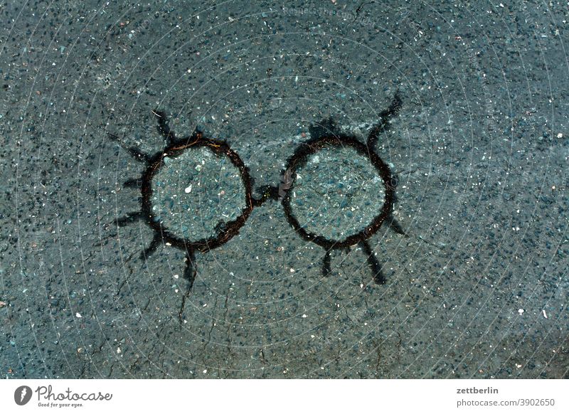 Mulekül auf Asphalt asphalt straße weg transport straßendecke fleck bild piktogramm corona virus molekül atom forschung illustration atommodell
