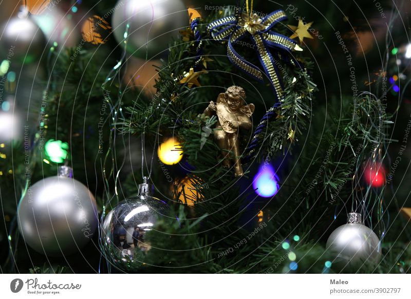 Schöne helle Spielsachen hängen am Baum Weihnachten schön Feier Dekoration & Verzierung festlich Feiertag Winter Hintergrund Design erhängen Ball Farbe Dezember