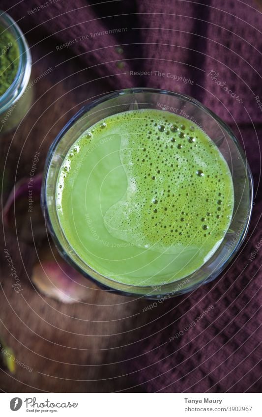 Geeister Matcha-Latte im Glas grün Matcha-Tee Matcha Latte Japanisch trinken Getränk Schneebesen Antioxidans flache Verlegung Gesundheit Teepause