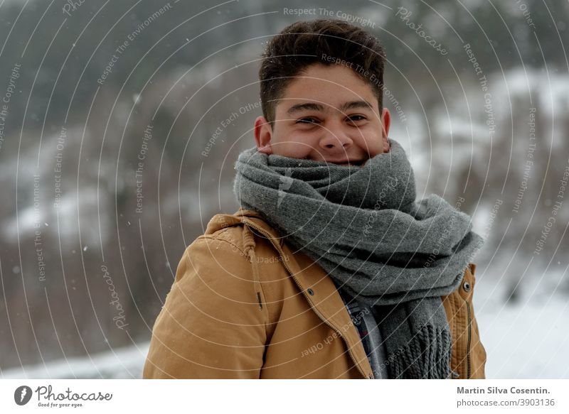 Junger Mann lächelnd im Schnee in Andorra saisonbedingt selbstbewusst Freiheit modern trendy Resort Freizeit natürlich Pose Körperhaltung sich[Akk] entspannen