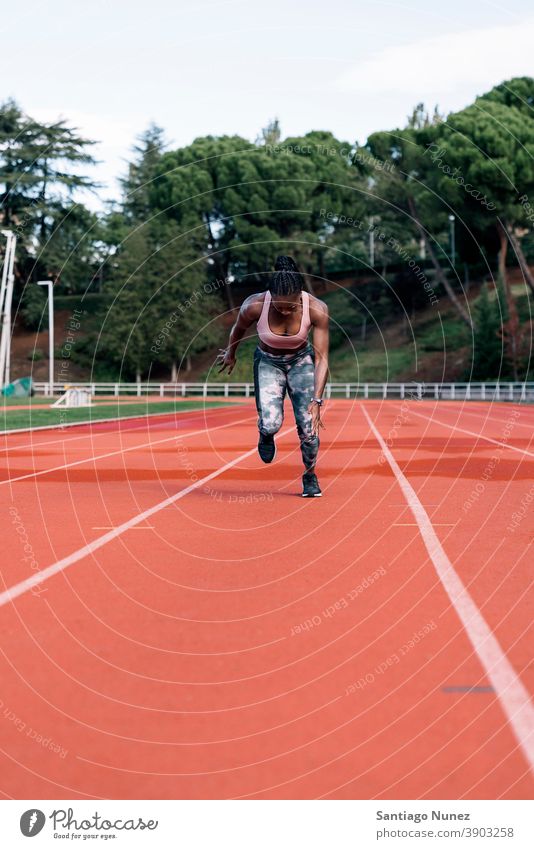 Athlet Sprinter Laufen Kontrolle Rennen laufen Konkurrenz Leichtathletik wettbewerbsfähig bereit Linie Anfänge konkurrieren Wettbewerber olympisch Olympiade