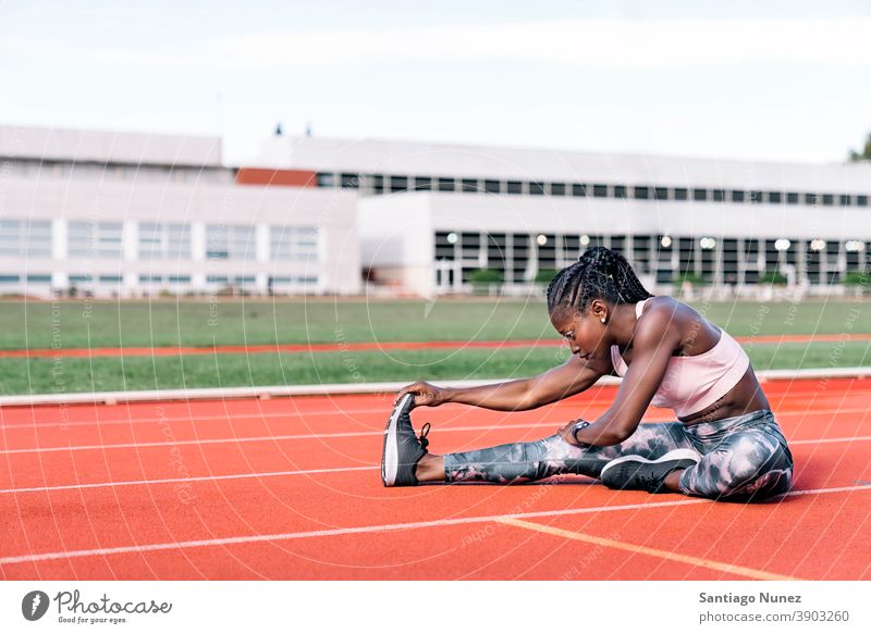 Athletin Sprinterin streckt ihre Beine Kontrolle Rennen laufen Konkurrenz Leichtathletik wettbewerbsfähig bereit Linie Anfänge konkurrieren Wettbewerber