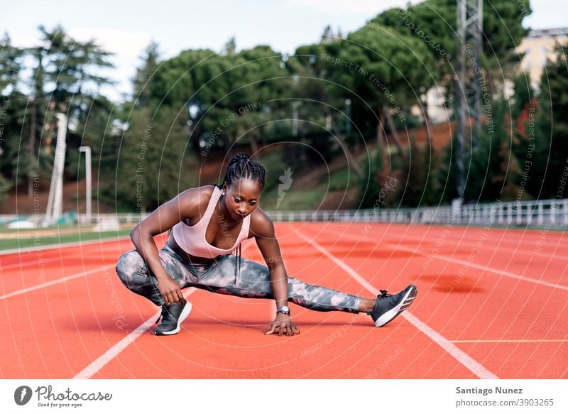 Athletin Sprinterin streckt ihre Beine Kontrolle Rennen laufen Konkurrenz Leichtathletik wettbewerbsfähig bereit Linie Anfänge konkurrieren Wettbewerber