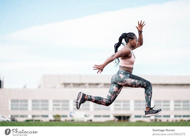 Afrikanisch-amerikanischer Athlet Sprinter springend entschlossen muskulös Afro-Look Amerikaner Beginn Ehrgeiz Motivation Bewegung dynamisch Training Übung
