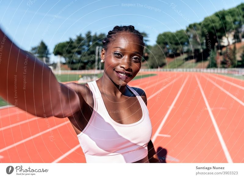 Athlet Sprinter nimmt ein Selfie Kontrolle Rennen laufen Konkurrenz Leichtathletik wettbewerbsfähig bereit Linie Anfänge konkurrieren Wettbewerber olympisch