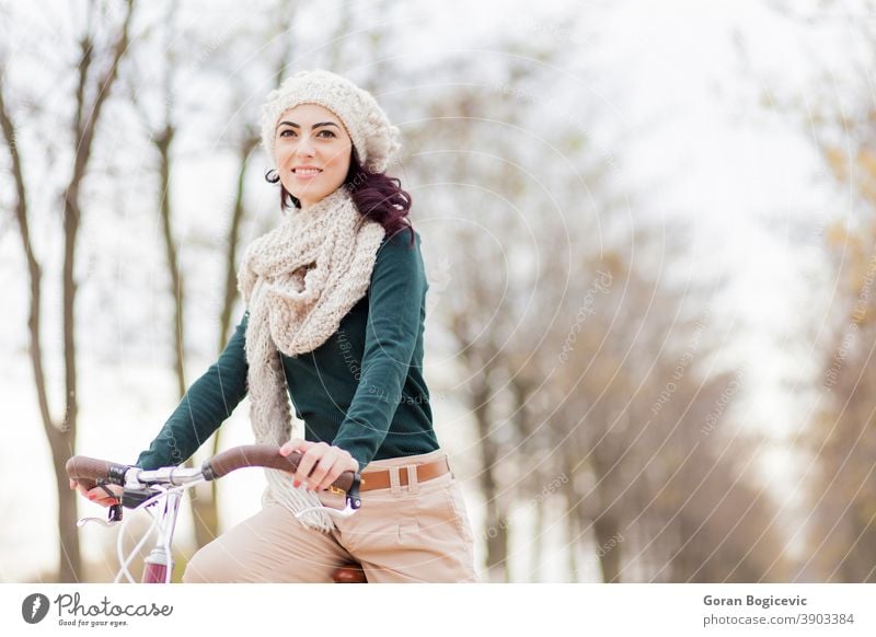 Junge Frau auf dem Fahrrad aktiv Erwachsener schön Schönheit Radfahren lässig Landschaft niedlich Fahrradfahren Mode Feld frei Freiheit Spaß Mädchen Freizeit