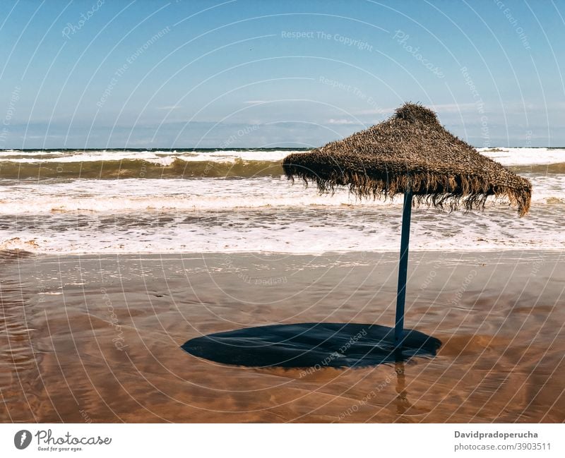 Einsamer Strohschirm am Meeresufer Regenschirm MEER Strand Sommer behüten Blauer Himmel Paradies Sand exotisch Urlaub reisen Natur Tourismus idyllisch Ufer