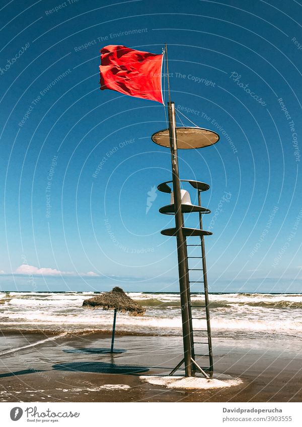 Rettungsschwimmerturm mit Flagge am Meeresufer Turm retten MEER Strand Fahne Seeküste winken Symbol Sommer Meereslandschaft Ufer beobachten Küste Küstenlinie