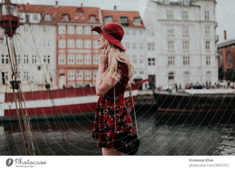 Frau steht am Wasser (Kopenhagen) blond lange Haare elegant schwarzes Kleid Meditation entspannend Natur See Fluss baden Denken nachdenklich Wachtraum