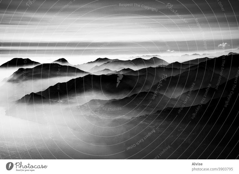 Schichtung von Bergen und Wolken eins Gipfel Berge u. Gebirge Himmel Alpen Landschaft Nebel Natur im Freien Italien Ansicht Cloud Felsen Sommer Europa blau