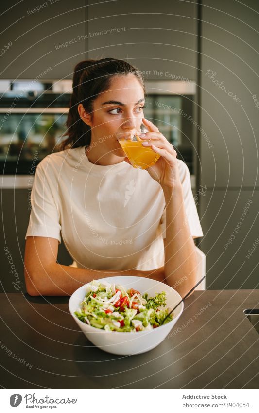 Frau mit leckerem Mittagessen und trinken Saft zu Hause orange heimwärts Salatbeilage gesunde Ernährung Gesunder Lebensstil Diät Schalen & Schüsseln Mahlzeit