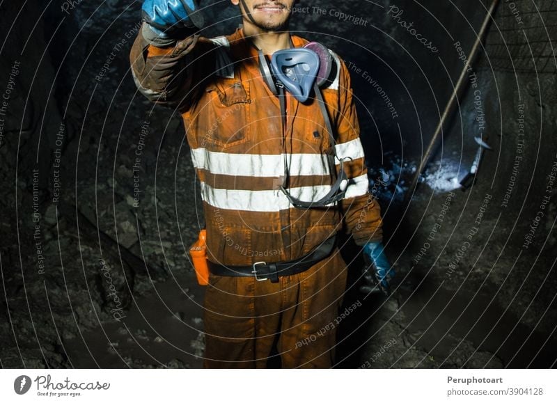Bergmann lächelt im Bergwerk Mine Bergarbeiter Arbeiter Kohle Mann Sicherheit unterirdisch professionell Schutzhelm Business Maschinenbau hart industriell Wehen