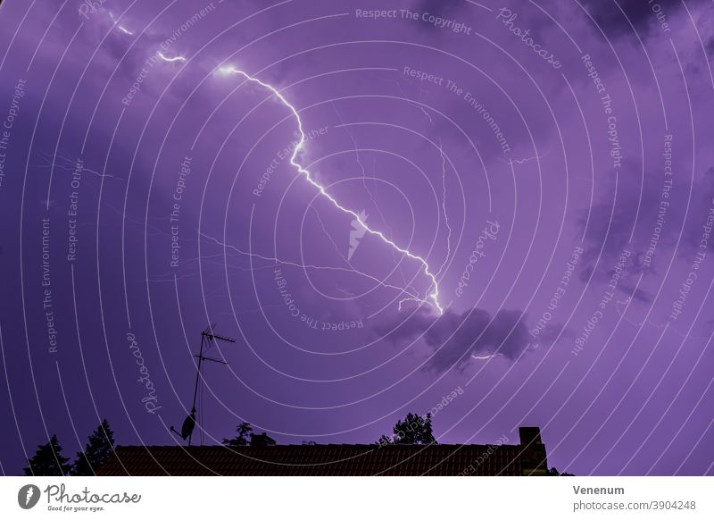 Gewitter mit Blitzen über Luckenwalde Sturmwetter Cloud Wolken Großstadt Städte Haus Häuser Deutschland Sommer Funkenentladung Bogen Licht Blitzschlag
