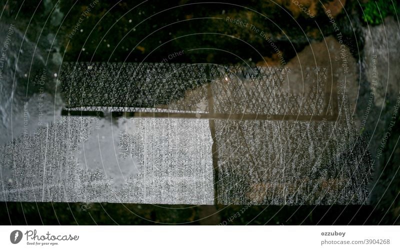 Wasserreflexion von Netzen Reflexion & Spiegelung Zaun Muster Textur Hintergrund Maschendrahtzaun Sicherheit abstrakt Drahtzaun Farbfoto voller Rahmen