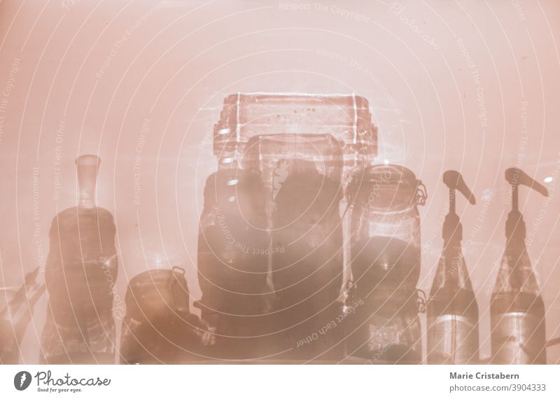 Konzeptfoto, das die Silhouetten von Glasflaschenbehältern zeigt, um das Konzept von Hygiene, Infektionskontrolle und guter Hygiene zur Bekämpfung der Ausbreitung der Covid-19-Pandemie zu zeigen