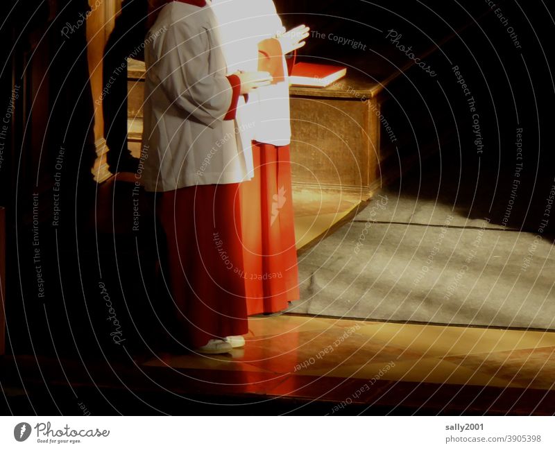 Gottesdienst... Kirche Ministrant beten feiern Jugendliche Messdiener Talar Robe Messgewand Katholizismus katholisch Christentum Religion & Glaube Gebet