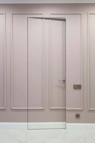 Offene unsichtbare versteckte Tür in der Wand mit Boiserie in klassischem Interieur mit weißem Marmorboden Appartement offen Architektur boiserie zugeklappt