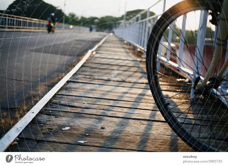 Nahaufnahme des Fahrradrads auf der Seite der Brücke Rad Verkehr Fahrradfahren Tag Verkehrsmittel Farbfoto parken Bewegung aktiv Sport Reifen Radfahren