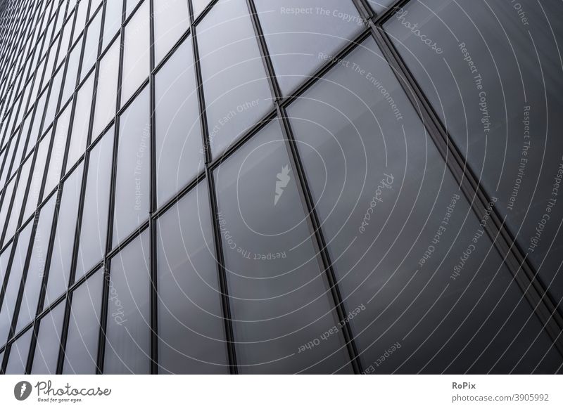 Abstrakte Ansicht einer Glasfassade. Fassade Hochhaus Büro Bürokomplex Reflektion Spiegelung Wirtschaft Immobilien Technik Architektur Stimmung Himmel
