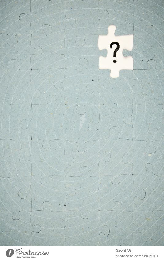 Puzzel - das fehlende Puzzelteil wirft Fragen auf Fragezeichen Rätsel ? rätselhaft Lösungsweg unvollständig Konzept