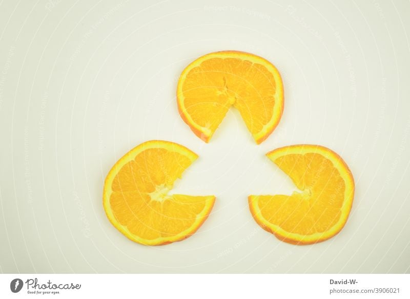 Vitaminreiches Muster - Orangenscheiben ergeben ein Dreieck Kunst Gesundheit Obst Vitamine Form Frucht Gesunde Ernährung Vitamin C Pfeil