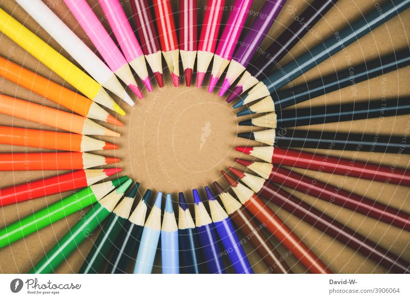 Buntstifte ergeben einen Kreis mit Textfreiraum Stifte Kunst Platzhalter art Schule Kita Bildung bunt malen
