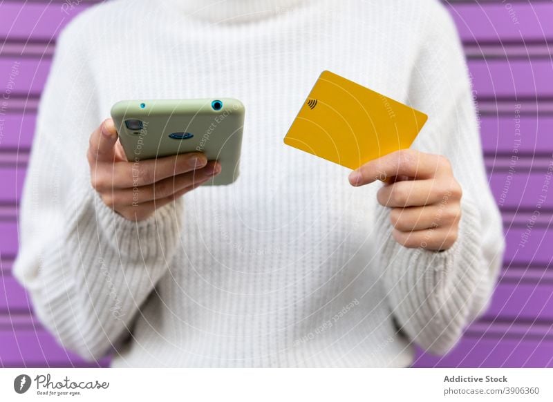 Crop-Frau beim Online-Bezahlen mit dem Smartphone online Zahlung Plastikkarte Drahtlos bezahlen Kauf Orden e-Commerce Käufer Gerät Internet Geld Kunde Apparatur