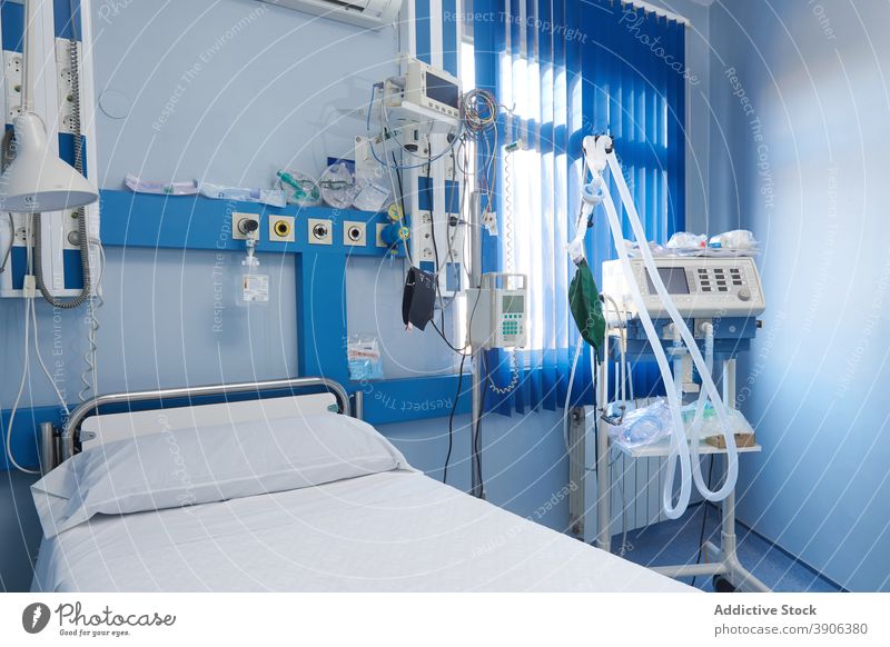Krankenhausstation mit moderner Ausstattung Station Gerät Bett elektronisch Vorrat Medizin medizinisch Innenbereich leer Raum Klinik Zeitgenosse