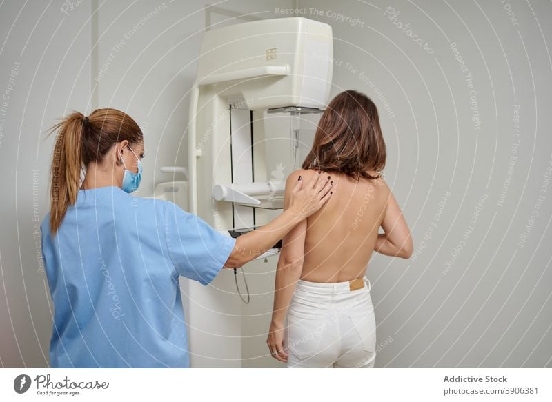 Arzt bereitet Patient für Fluorographie im Krankenhaus vor Truhe Krankenpfleger Radiologie Röntgenbild Diagnostik untersuchen geduldig prüfen Gesundheitswesen