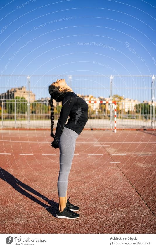 Fit Frau Stretching Körper während des Trainings auf Sportplatz Dehnung Backend Aufwärmen beweglich schlank calisthenics schlanke Übung üben Gesundheit physisch