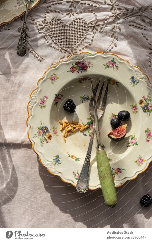 Leerer Teller mit Resten von Früchten auf dem Tisch leer übrig geblieben Frucht Lebensmittel unordentlich dreckig Melonen Traube reif organisch rustikal Küche