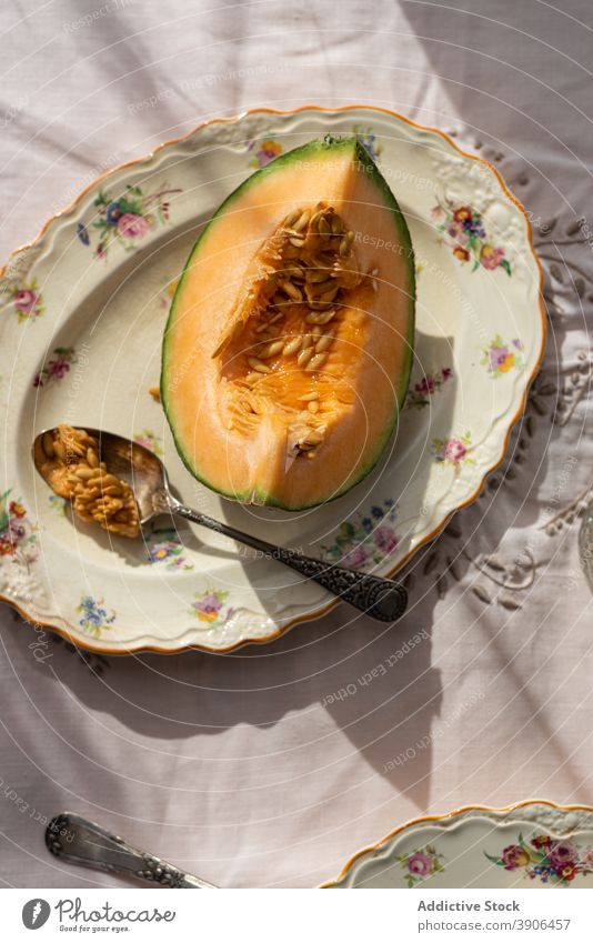Leckere Melone auf Teller auf Tisch Melonen Scheibe Frucht süß Spielfigur dienen lecker rustikal Landschaft Sonnenlicht Sommer Vitamin Gesundheit Saison