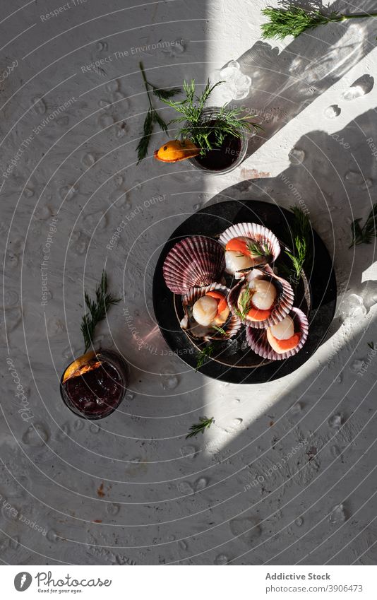 Appetitliche Muscheln auf dem Tisch mit Cocktails Meeresfrüchte Panzer Asiatische Küche Speise Krebstier essbar dienen Glas Orientalisch frisch geschmackvoll